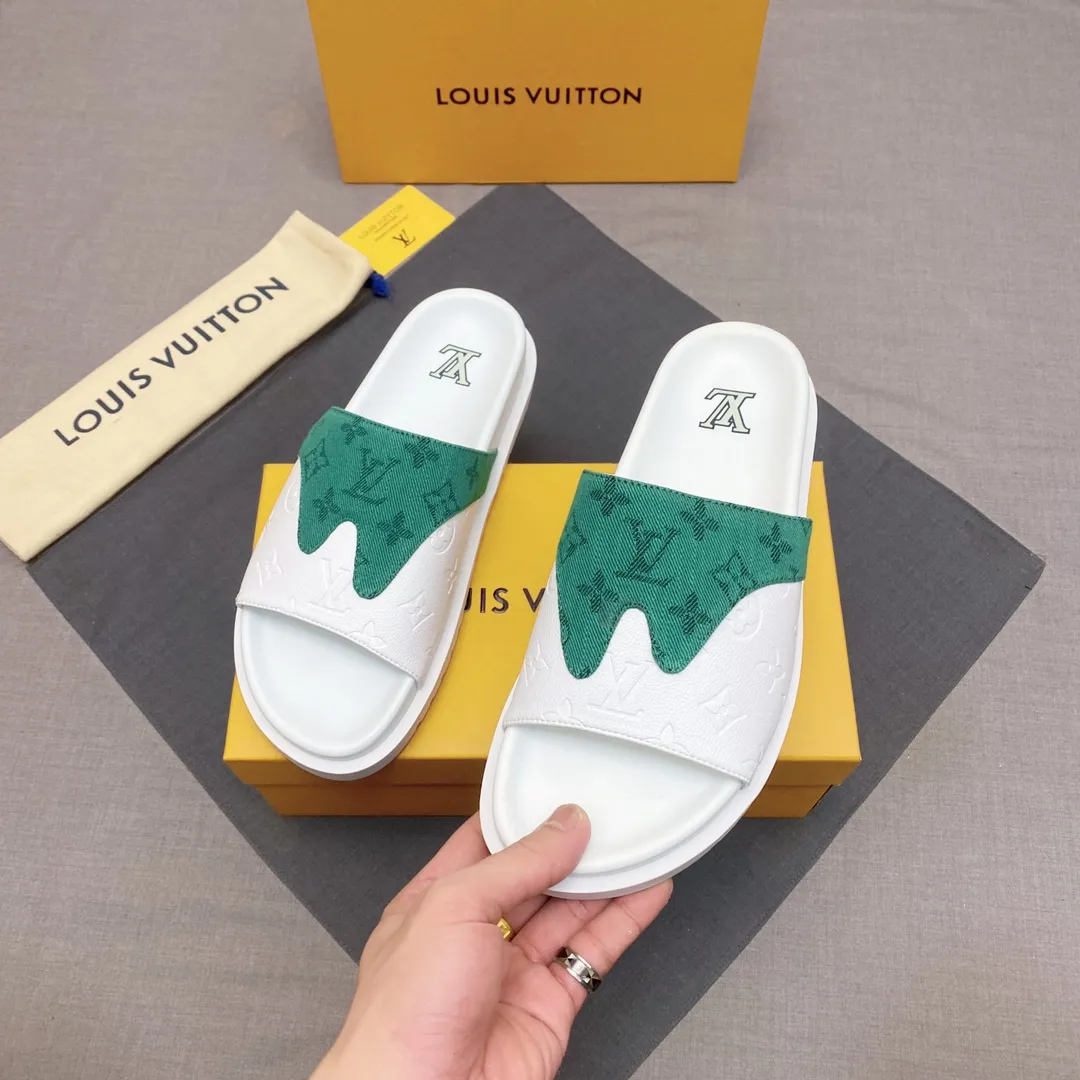 P300 🔍Top purchasing agent LV men's spring and summer slippers counter synchronization. The uppers are made of cowhide fabric imported from Italy, with logo graphics and high-quality craftsmanship. The soles are: original soles specially provided by the original factory. Exclusive molded soles are super comfortable. Original factory follow-up orders. 🔍🔍High quality. You can enter and leave the counter at will. Welcome to compare. Code number 38-45 No. 058